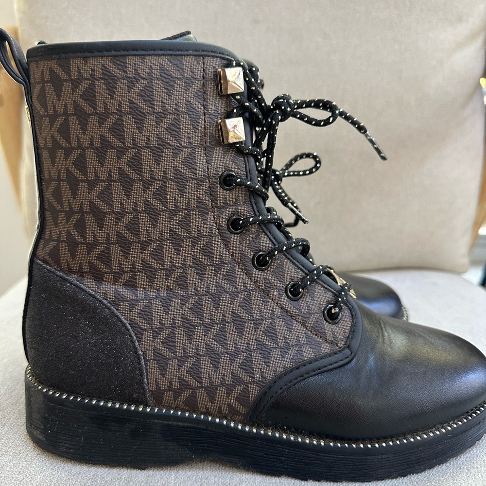 💝💎🫶🏼Michael Kors MK monogram Stylish Black and Gold Lace-Up Boots